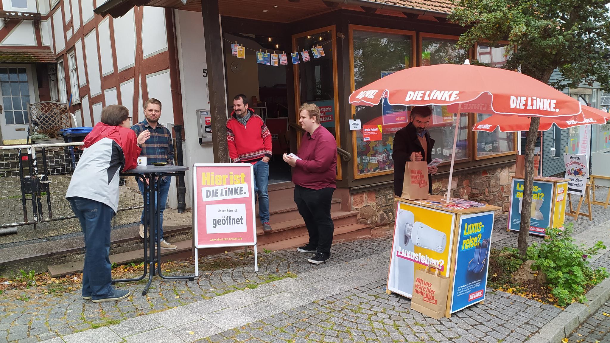 Genoss*innen am Infostand in Schwalmstadt